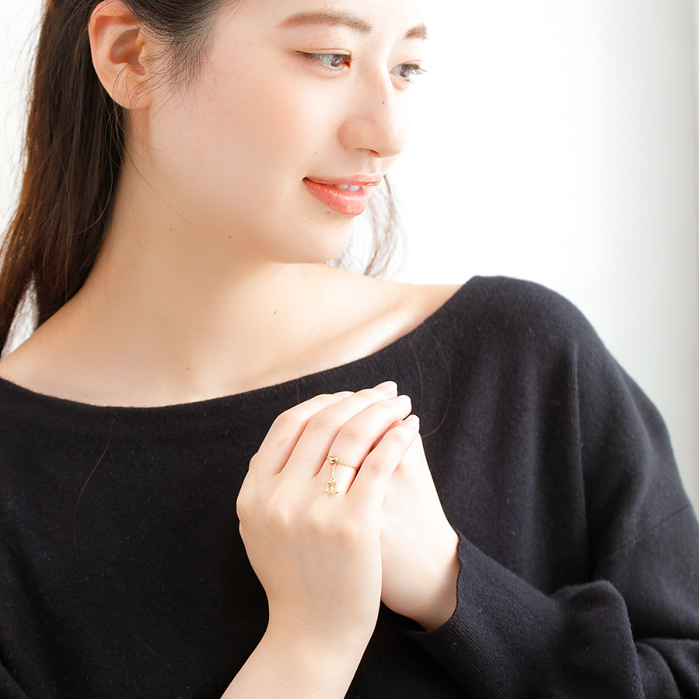 K18 リング モデル着用|軽やかでストレスフリーな着け心地が魅力