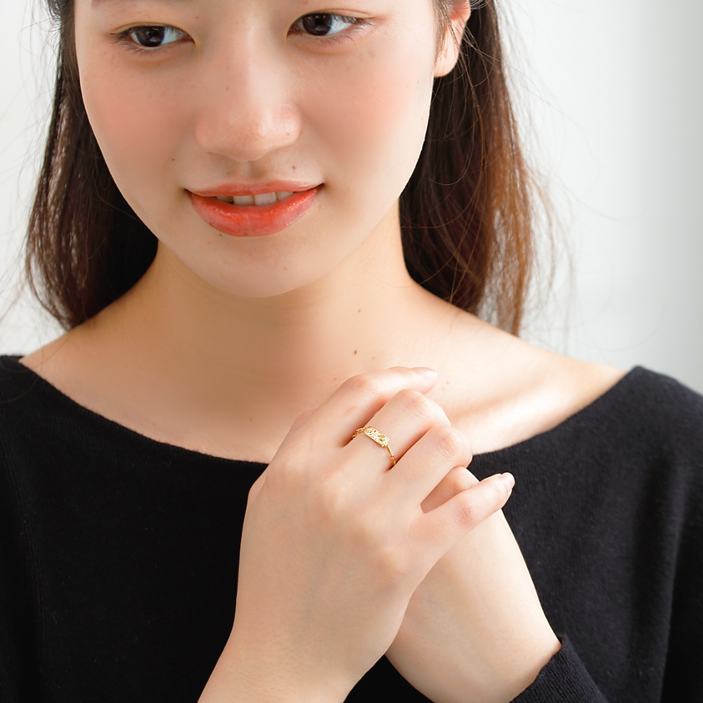MITURE モデル着用 K18ウェーブチェーンリング|指先に優しくなじむ、波の手彫り模様が輝くチェーンリング