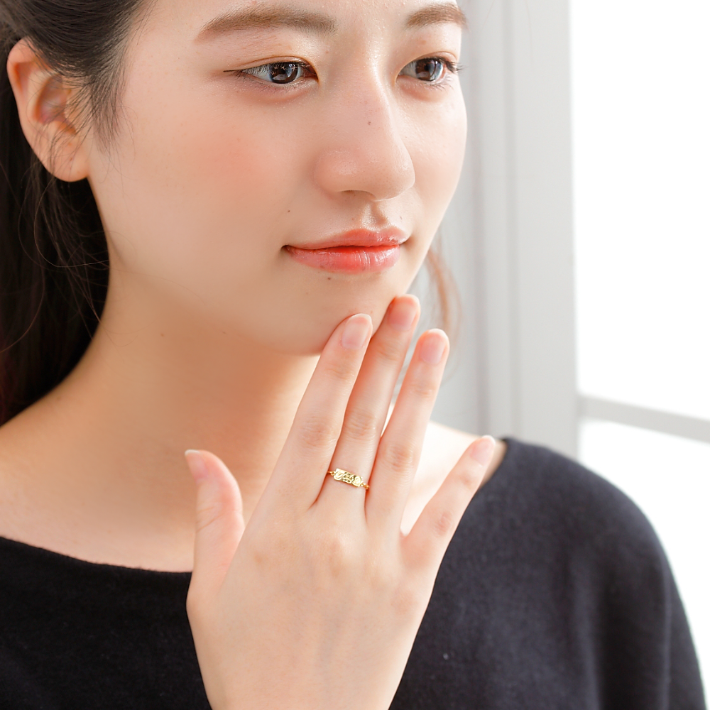 MITURE ミチュール モデル着用写真|山梨県甲府市で製作された、楽しい時を象徴するハイビスカスモチーフの手彫りジュエリー