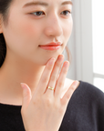 MITURE ミチュール モデル着用写真|山梨県甲府市で製作された、楽しい時を象徴するハイビスカスモチーフの手彫りジュエリー