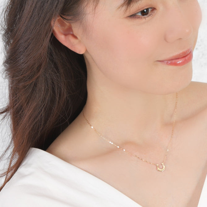 MITURE モデル着用 馬蹄ネックレス|胸元にさり気ない輝きを添える、幸運モチーフのK10ネックレス