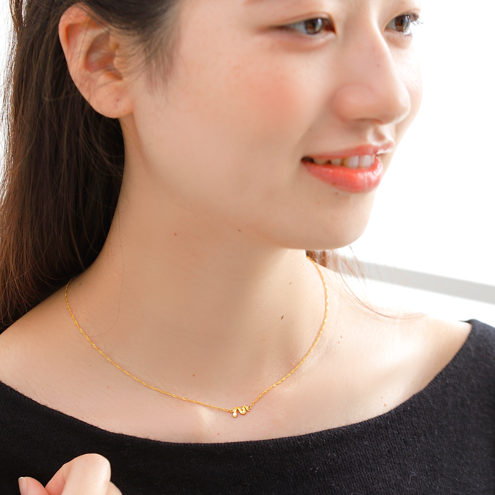 MITURE ミチュール モデル着用写真|山梨県甲府市で製作された、贅沢な24金の輝きがスタイルを格上げするネックレス