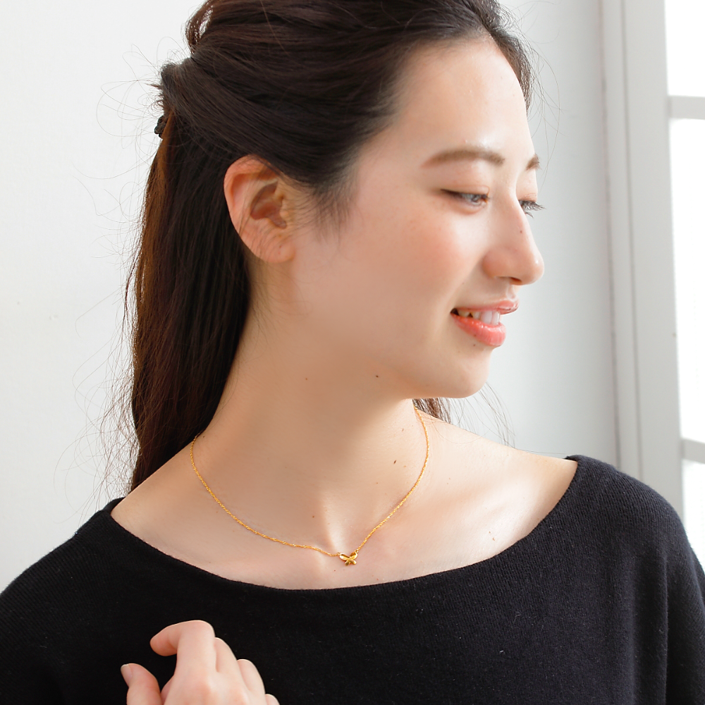 MITURE モデル着用 butterfly ネックレス|24金の蝶モチーフが首元に華やかさを添える、K24ジュエリー