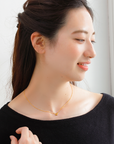 MITURE モデル着用 butterfly ネックレス|24金の蝶モチーフが首元に華やかさを添える、K24ジュエリー