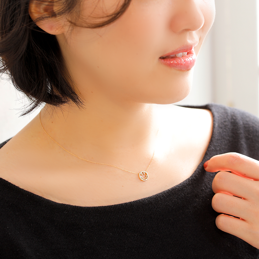 K18 Cherie / シェリー ネックレス モデル着用|スマイルが胸元で優しくきらめく上品な印象