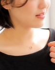 K18 Cherie / シェリー ネックレス モデル着用|スマイルが胸元で優しくきらめく上品な印象