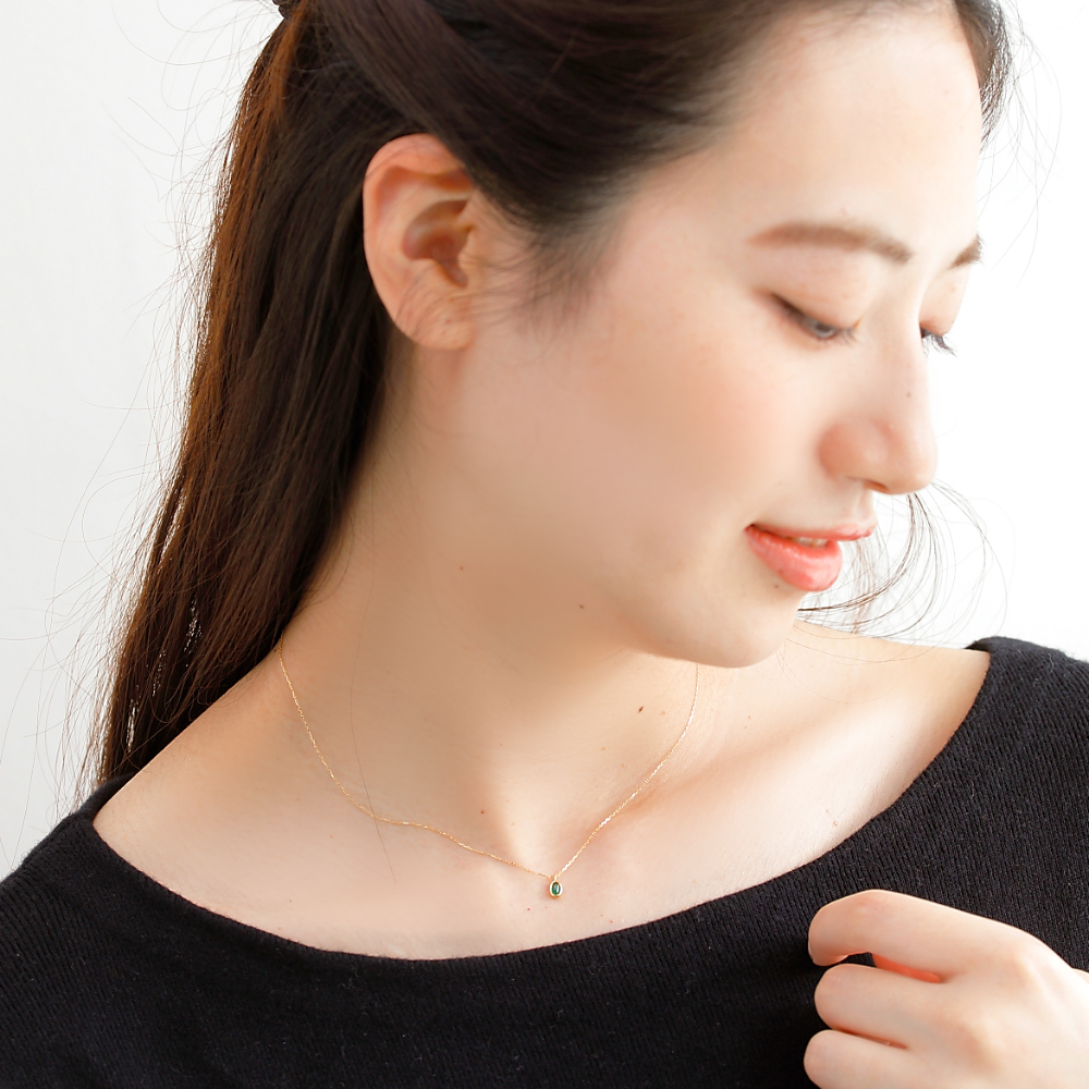 K18 エメラルド ネックレス 着用|グリーンの輝きが引き立つシンプルな装いに最適