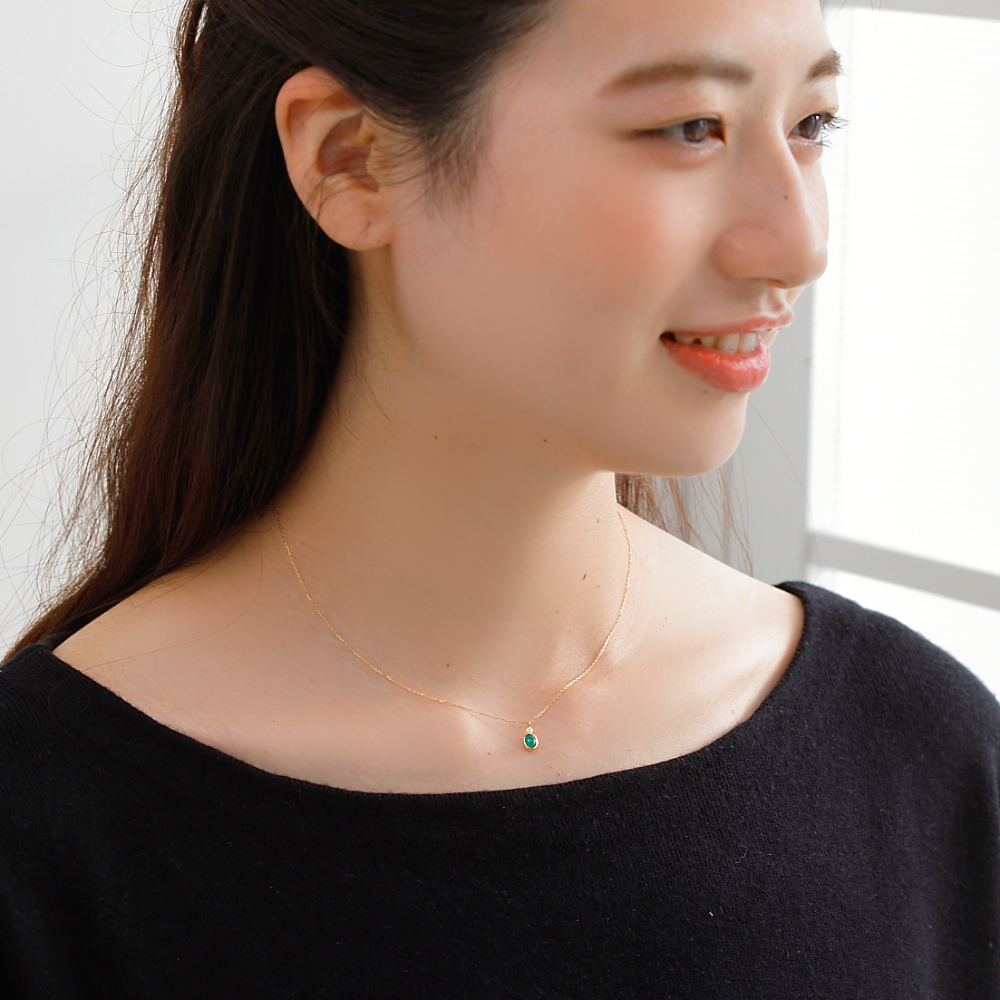 MITURE ミチュール モデル着用写真|山梨県甲府市で製作された、ダイヤモンドとエメラルドの上品なK18ネックレス