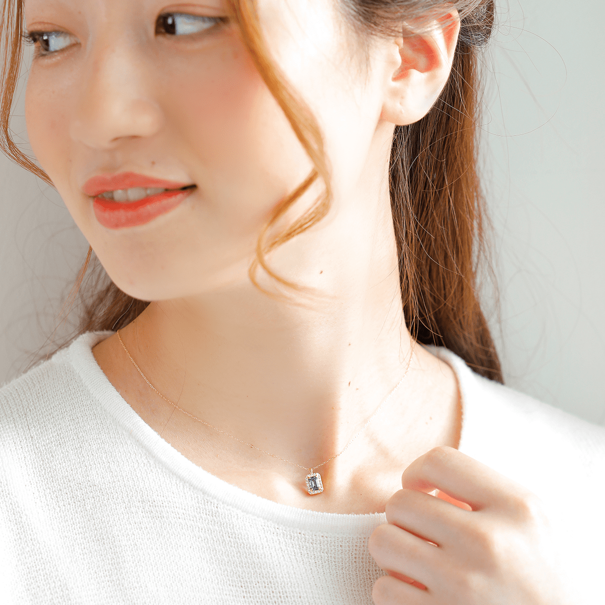 MITURE ミチュール モデル着用写真|山梨県甲府市で製作された、K18とタンザナイトのコンビが印象的なネックレス