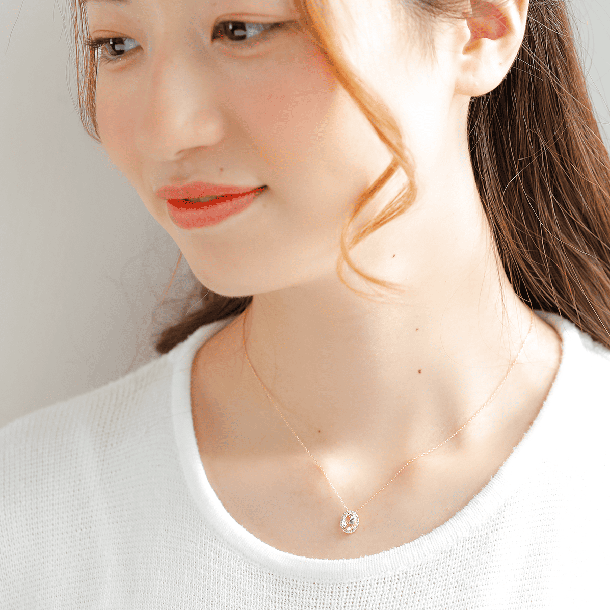 MITURE モデル着用 モルガナイト オーバルネックレス|胸元にやさしい印象を添える、K18×モルガナイトのネックレス
