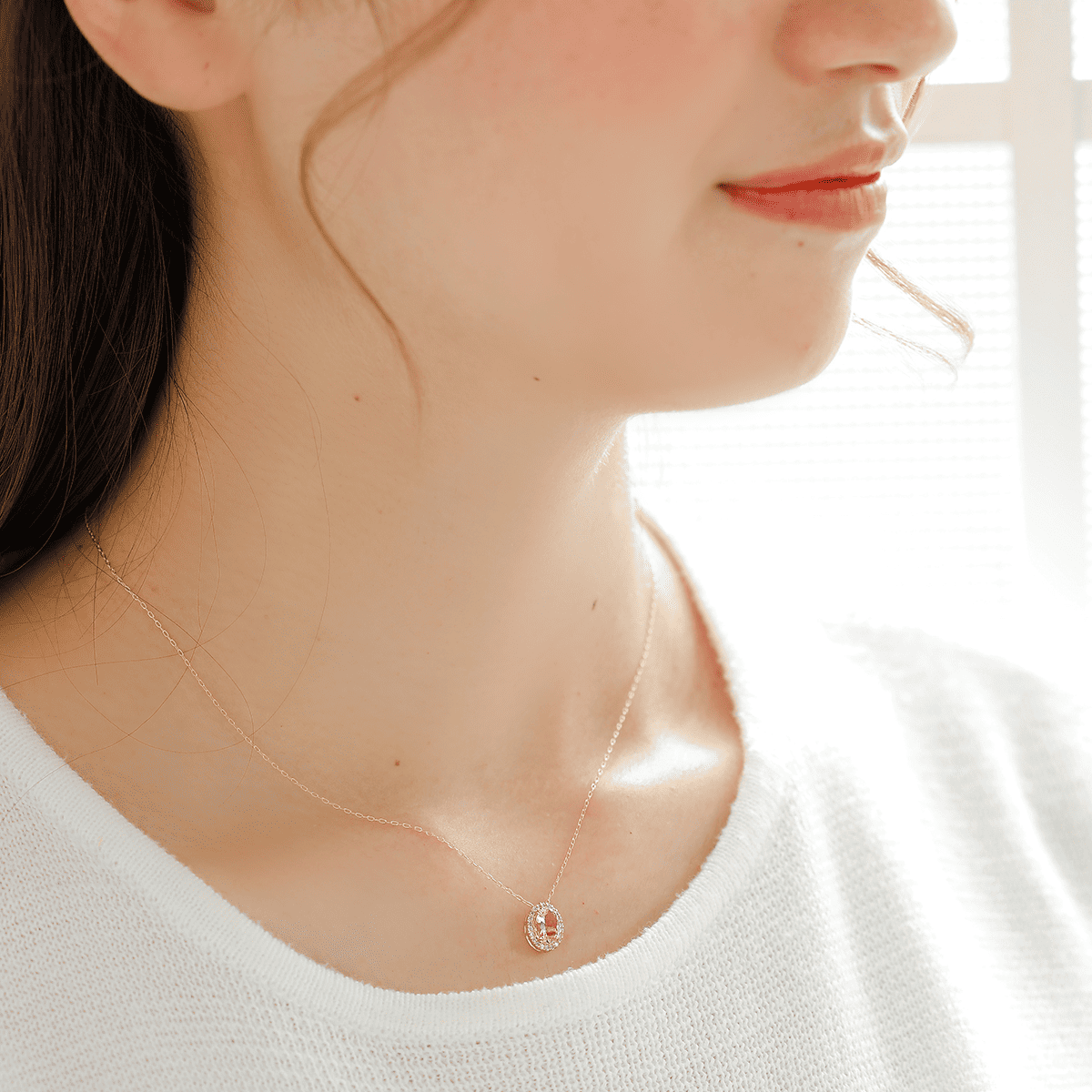 MITURE ミチュール モデル着用写真|山梨県甲府市で製作された、淡いピンクが引き立つ繊細な天然石ネックレス