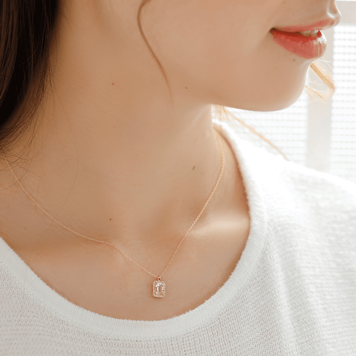 MITURE ミチュール モデル着用写真|山梨県甲府市で製作された、透明感と柔らかさが魅力のモルガナイトネックレス