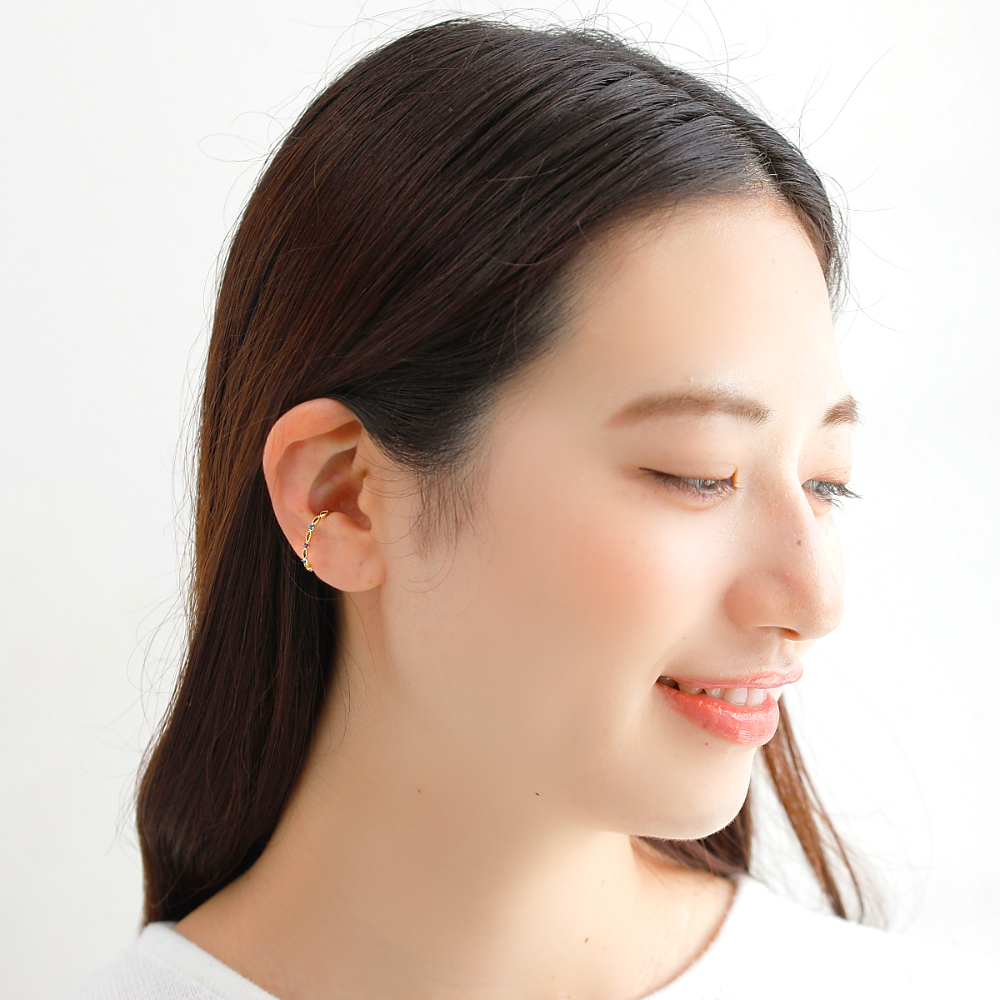 K10 Arabian/アラビアン イヤーカフ| 着用イメージ|自然光で輝くストーンの色彩が魅力的なジュエリー