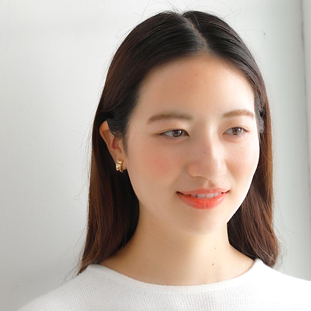 MITURE ミチュール モデル着用写真|山梨県甲府市で製作された、軽やかな付け心地のモダンなK18クリップイヤリング