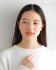 MITURE ミチュール モデル着用写真|山梨県甲府市で製作された、柔らかな印象を与える流線フォルムのクリップイヤリング