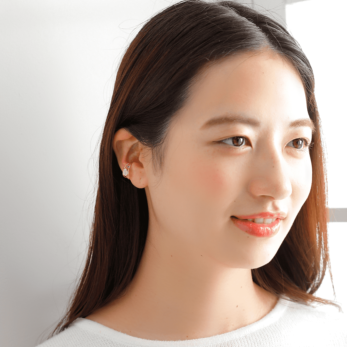 MITURE ミチュール モデル着用写真|山梨県甲府市で製作された、惑星のような光を放つ2連カラーストーンイヤーカフ