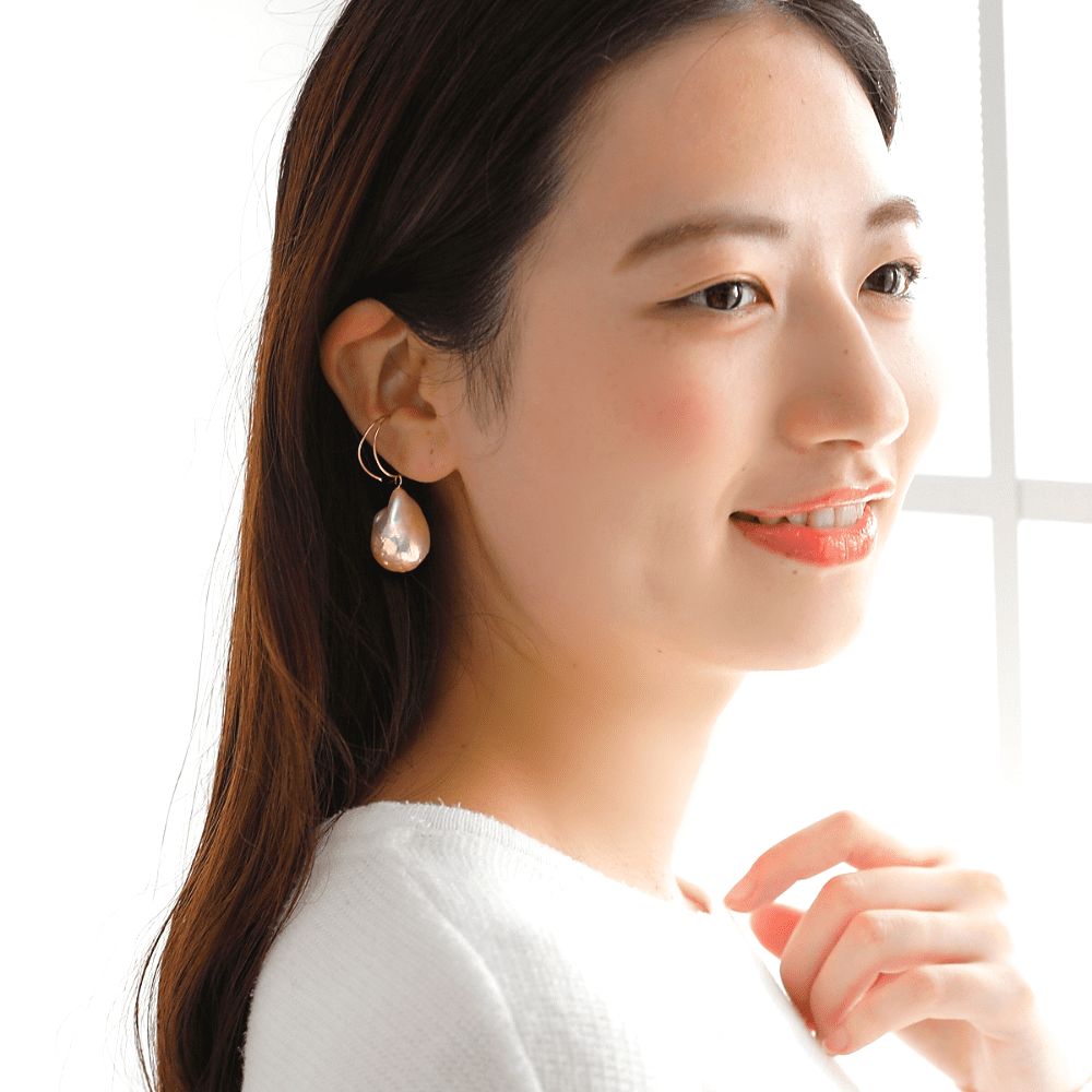 MITURE ミチュール モデル着用写真|山梨県甲府市で製作された、大胆なフォルムが際立つパールイヤーカフ