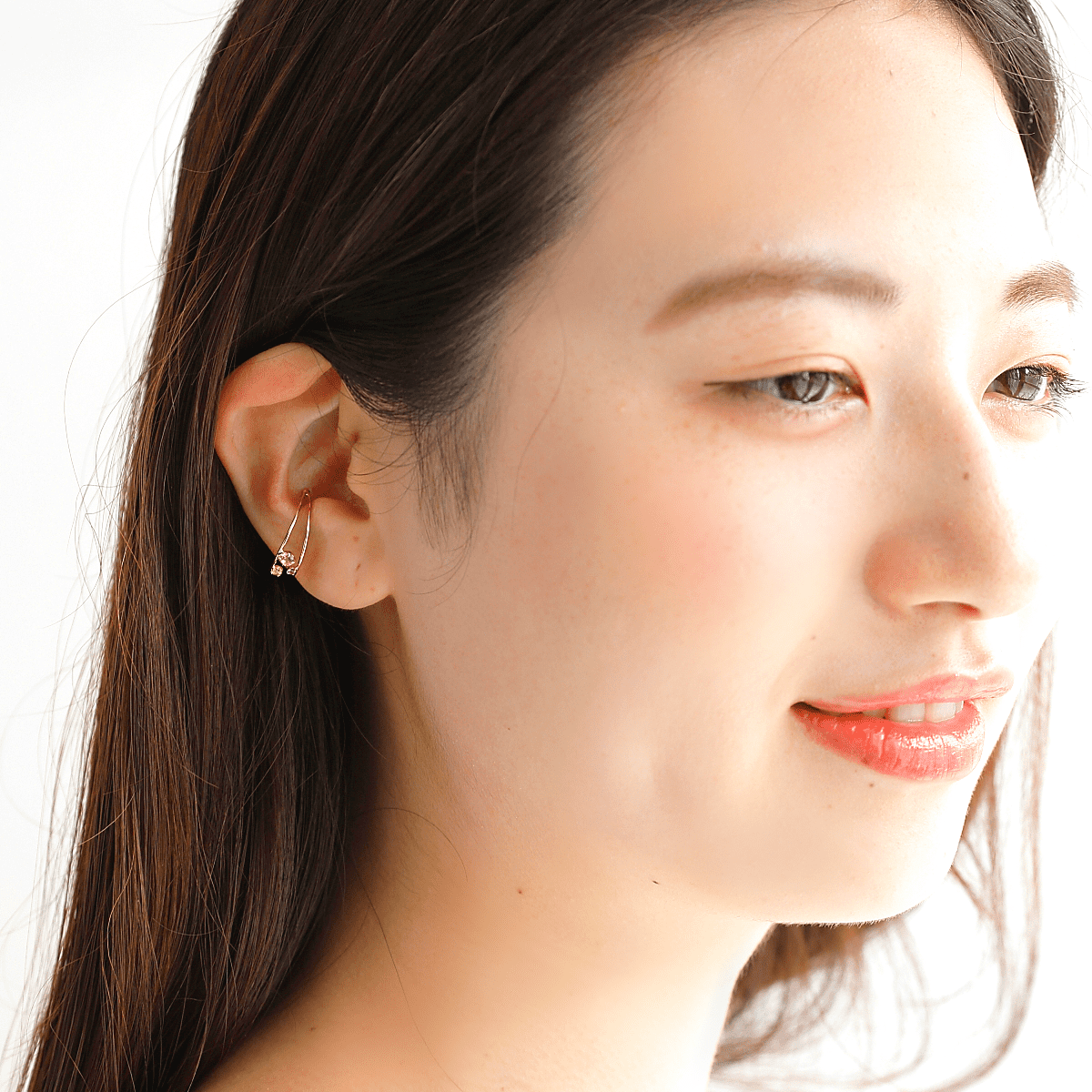 MITURE ミチュール モデル着用写真|山梨県甲府市で製作された、色彩豊かな天然石イヤーカフが魅力のplanetシリーズ