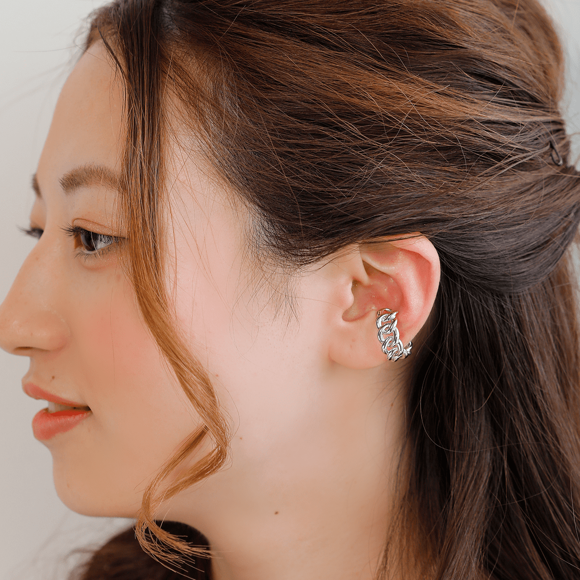 MITURE モデル着用アップ|ボリューム感と高級感を兼ね備えた、K18コーティングのワイドイヤーカフ