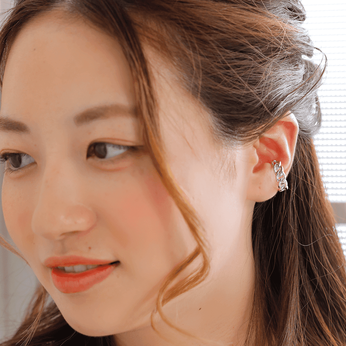MITURE ミチュール モデル着用写真|山梨県甲府市で製作された、イヤーカフにもピンキーリングにもなる2WAYデザイン