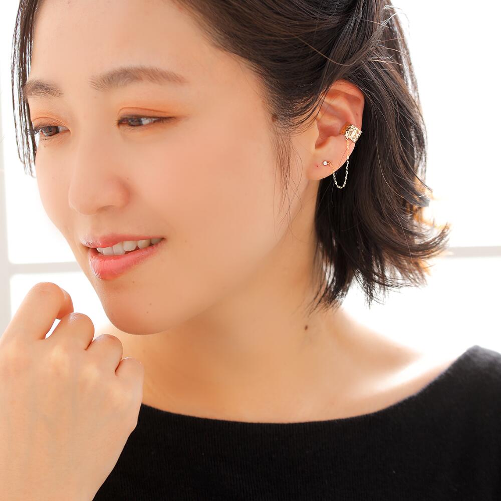 MITURE 山梨県甲府市製 K10ハマーイヤーカフ&ピアス 横構図|クラフト×洗練の組み合わせ 着用写真