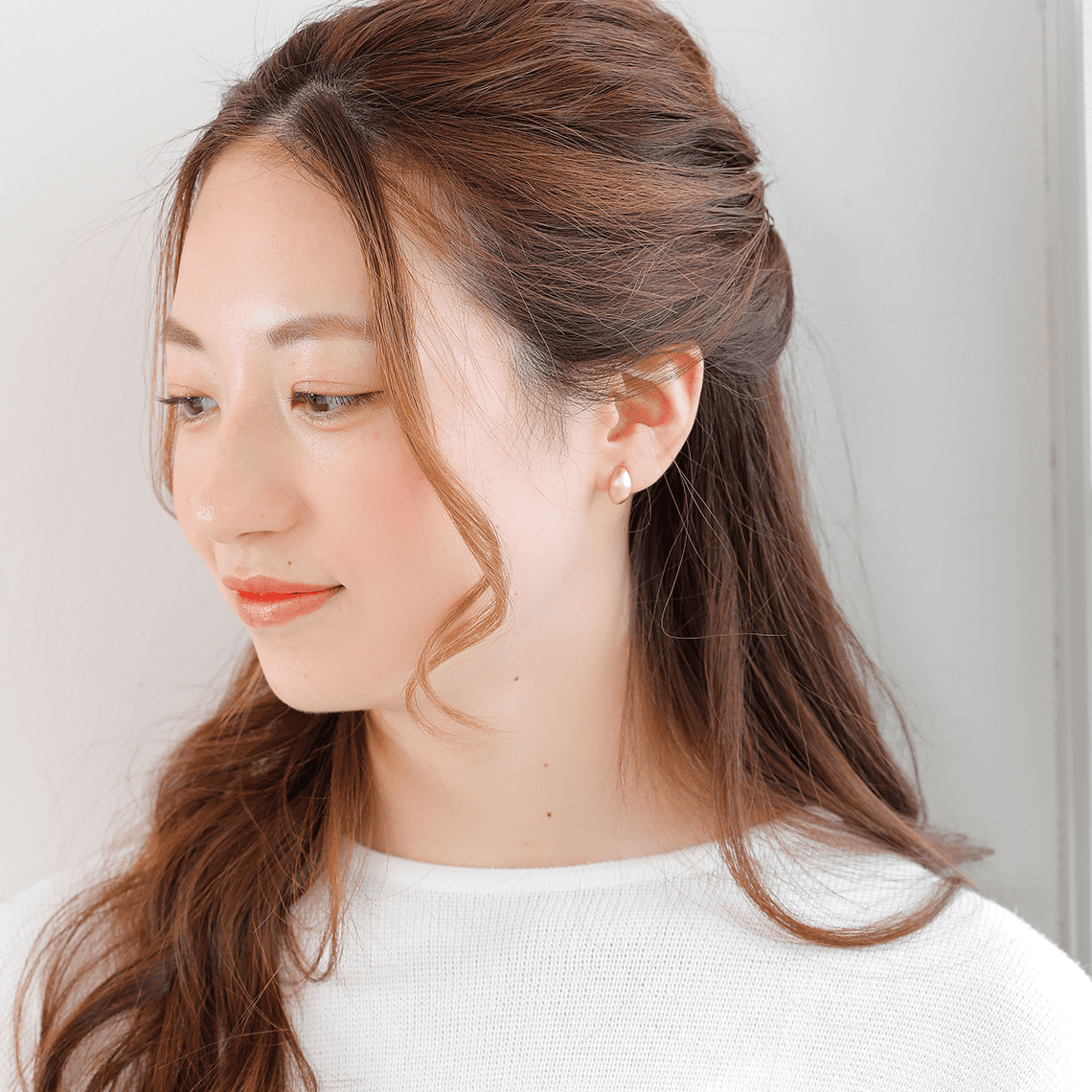 山梨県甲府市で製作された MITURE ピアス モデル着用|洗練された女性らしさを引き立てるピアス
