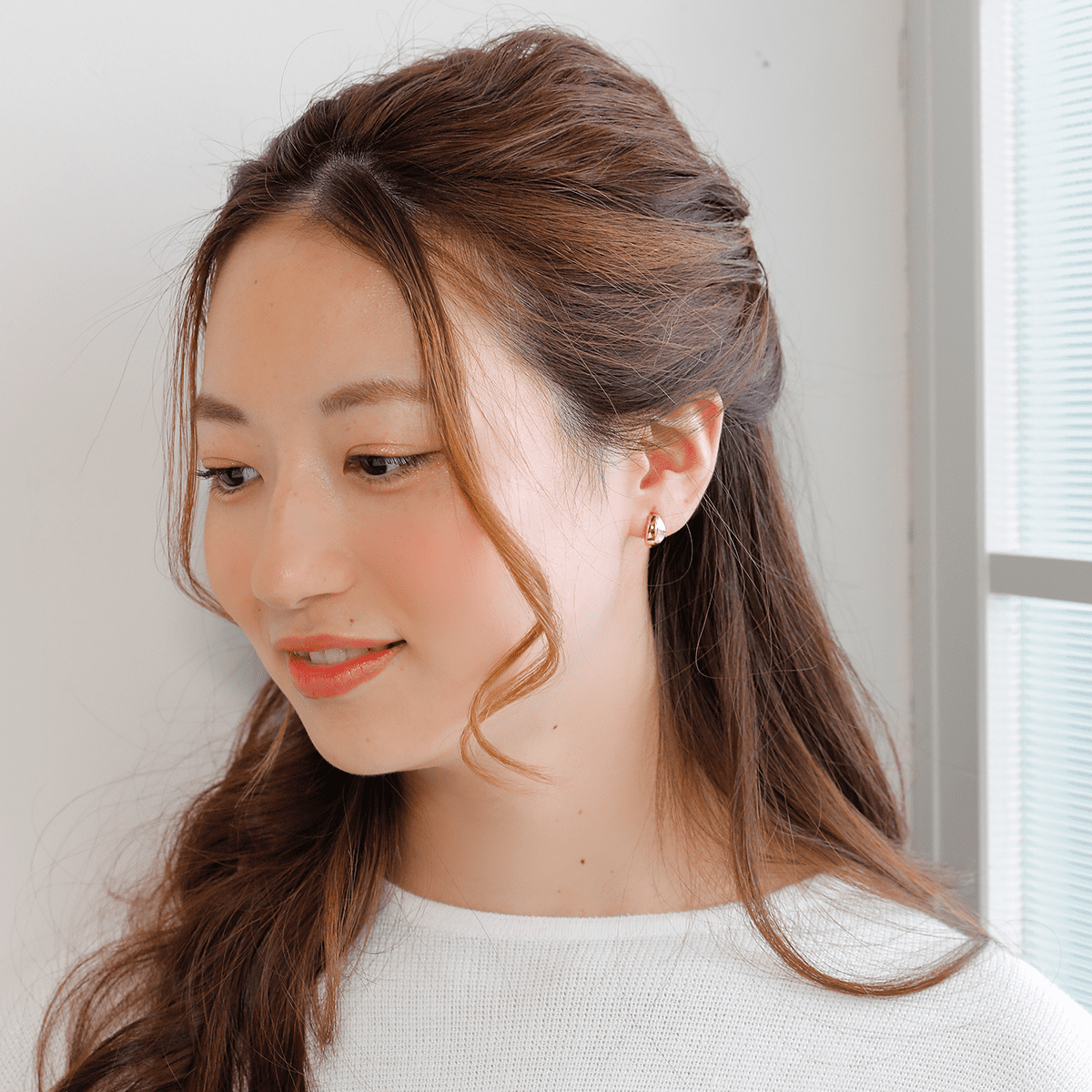K18 smooth ピアス モデル着用|シンプルなK18地金ピアスが耳元にナチュラルな華やかさをプラス