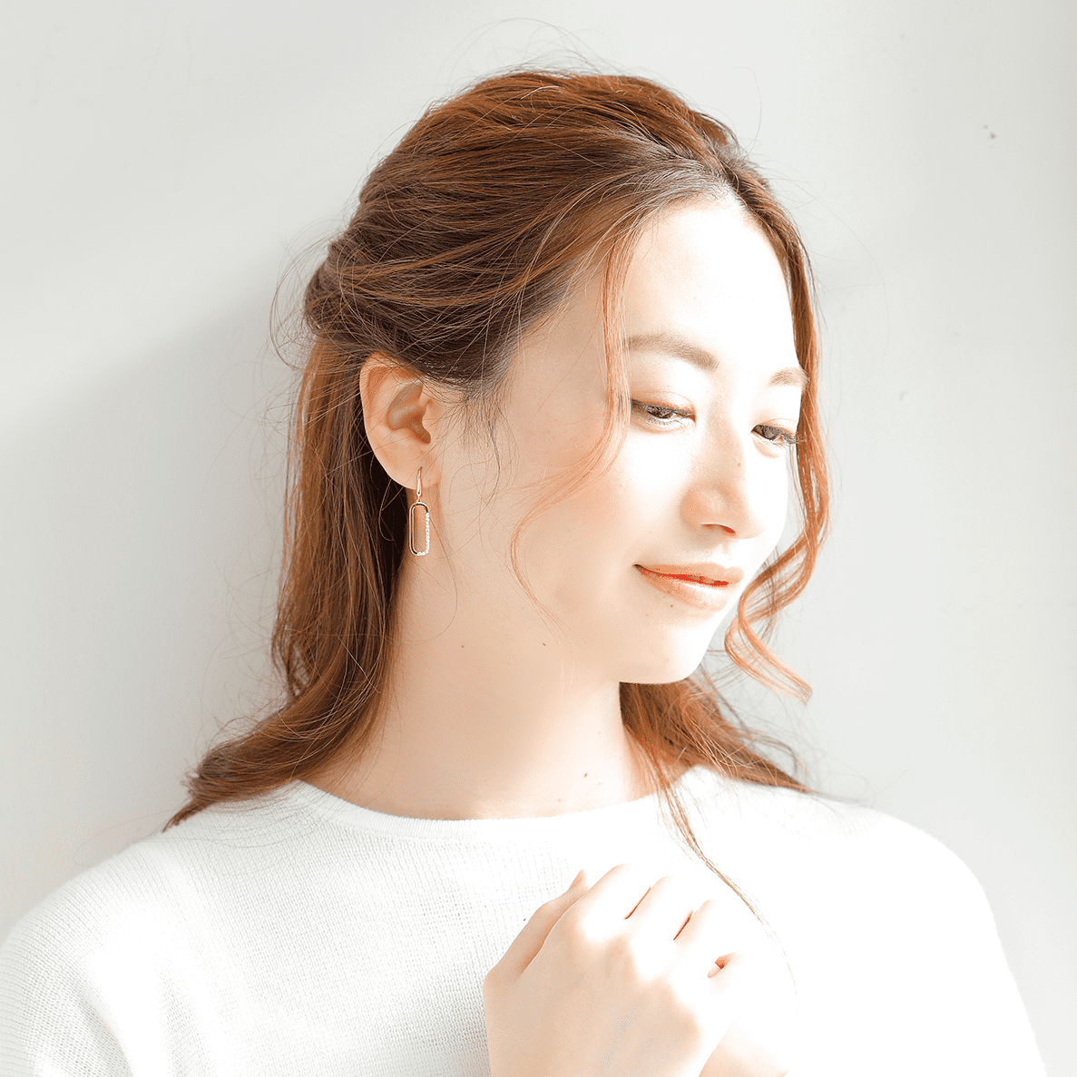 MITURE モデル着用 ダイヤモンドピアス|山梨県甲府市で製作された高品質なK18オーバルピアス