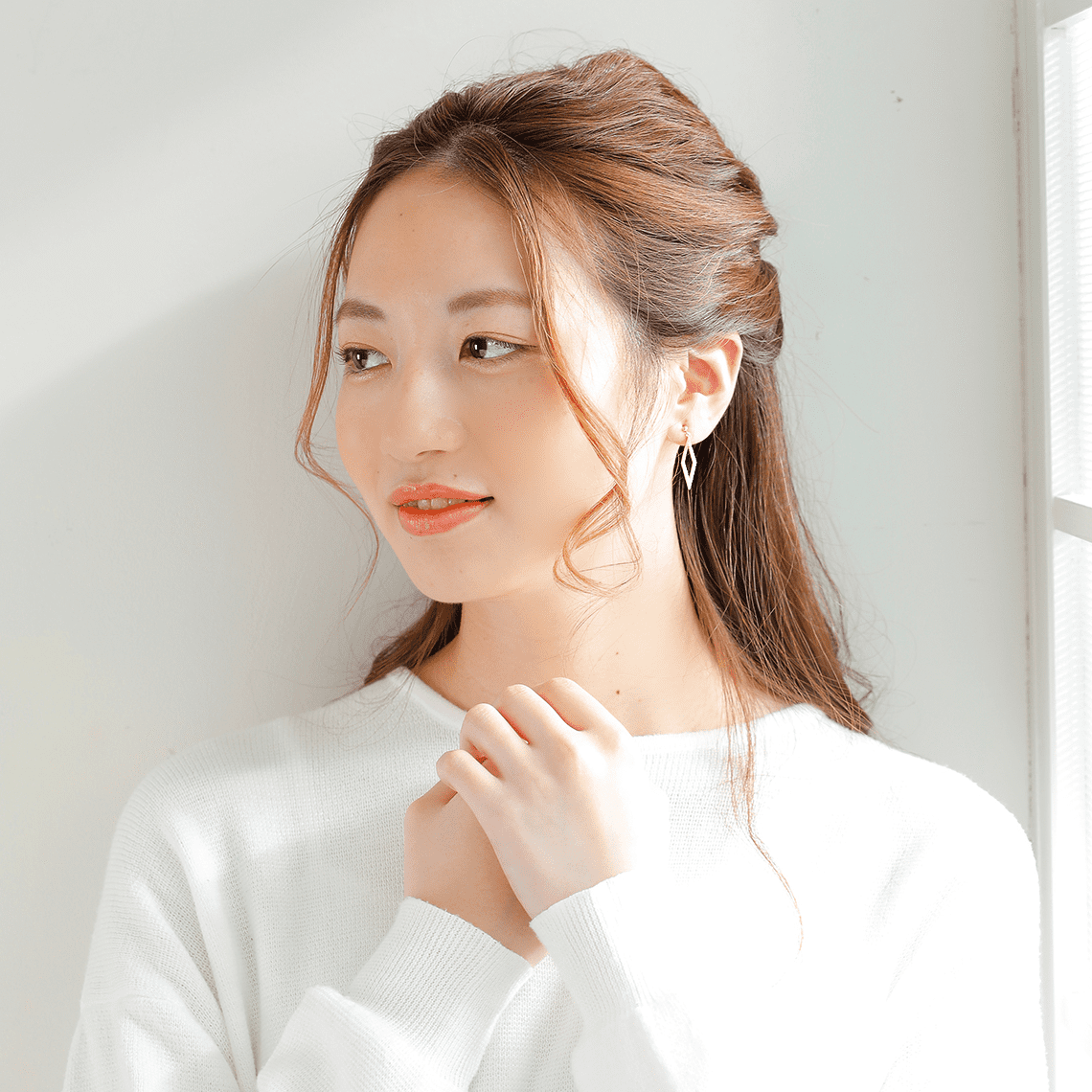 MITURE モデル着用 スタイリッシュピアス|山梨県甲府市で製作された、幾何学デザインのジュエリー