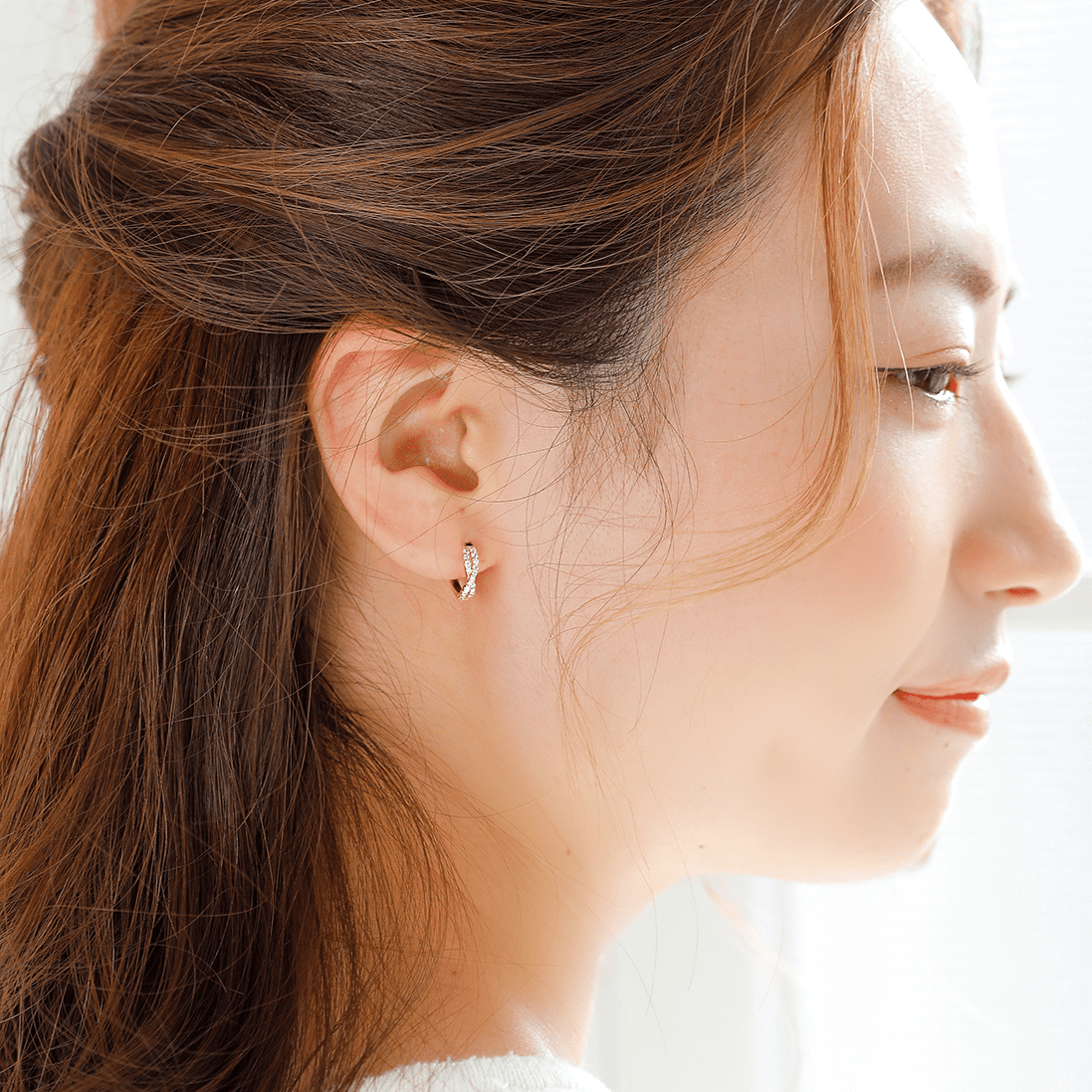 MITURE モデル着用 K18 グリマーピアス|耳元で優しく輝くキャッチレスのダイヤモンドピアス