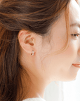 MITURE モデル着用 K18 グリマーピアス|耳元で優しく輝くキャッチレスのダイヤモンドピアス