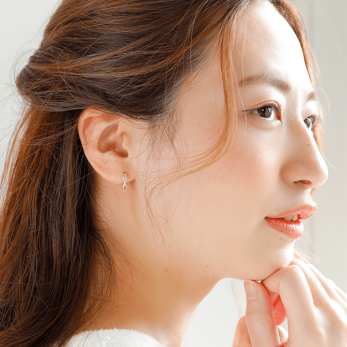 MITURE モデル着用 フープ型ピアスコーディネート|普段使いから特別な日まで幅広く活躍するデザイン