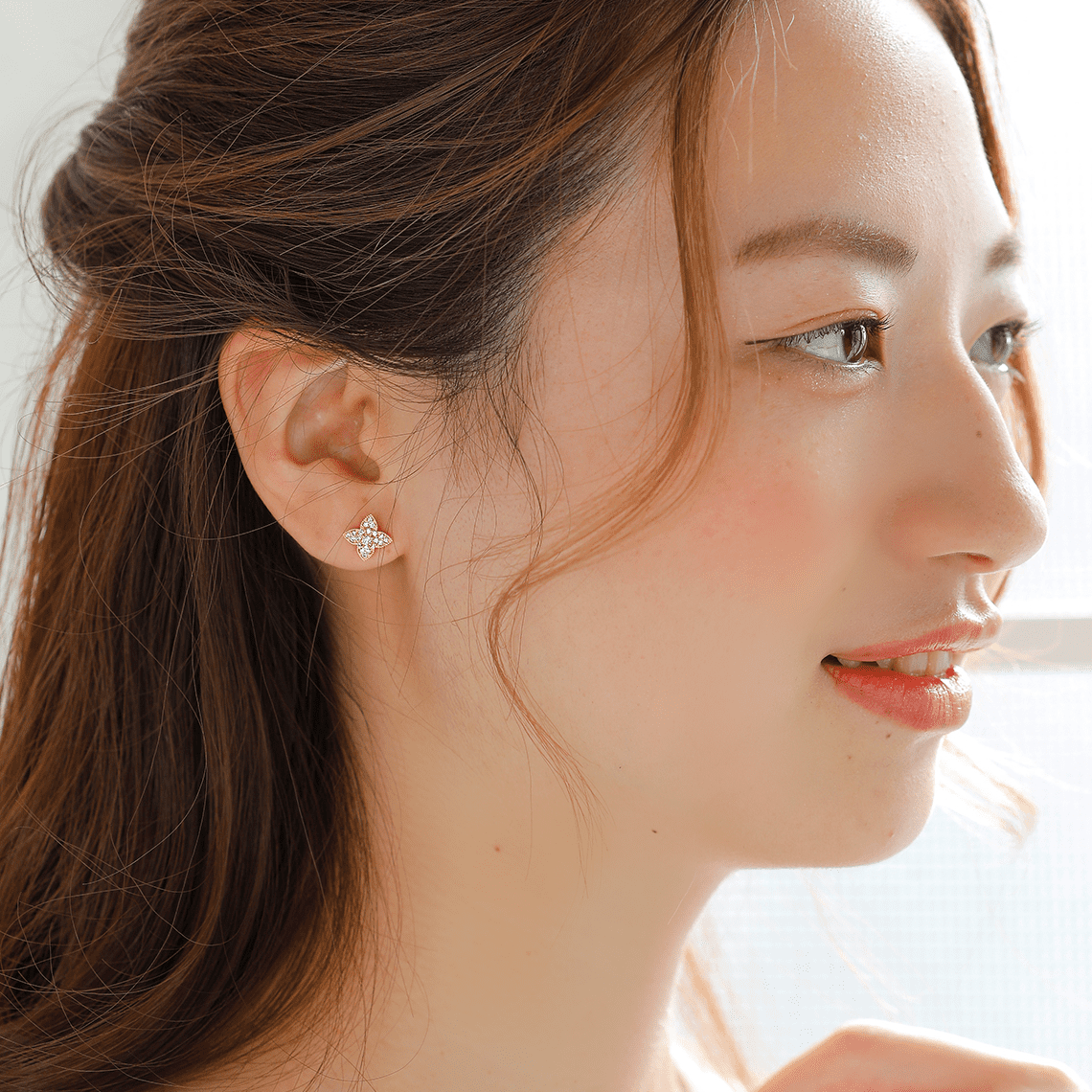 MITURE モデル着用 サイド写真|普段使いから特別な日まで使えるK18パヴェピアス