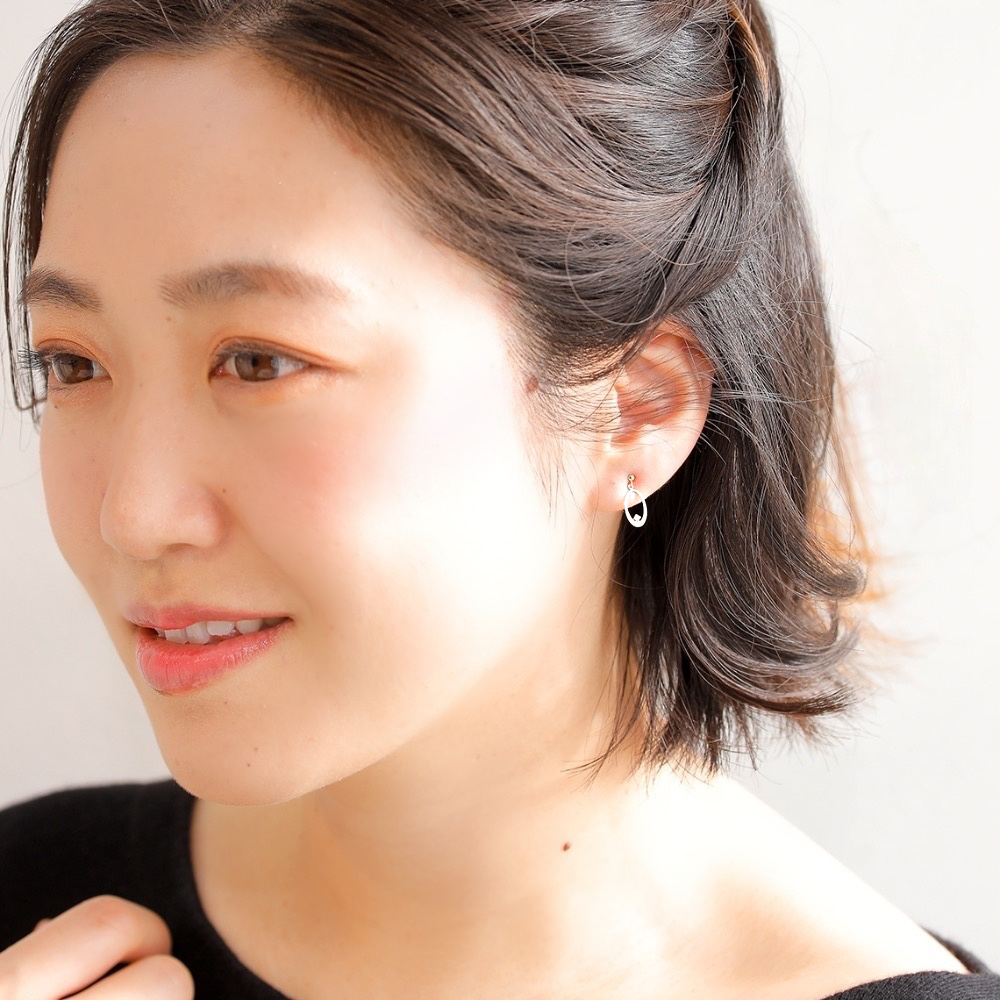 MITURE ダイヤモンドピアス 拡大構図|山梨県甲府市で製作された、シンプルで上品なK18オーバル型ピアス