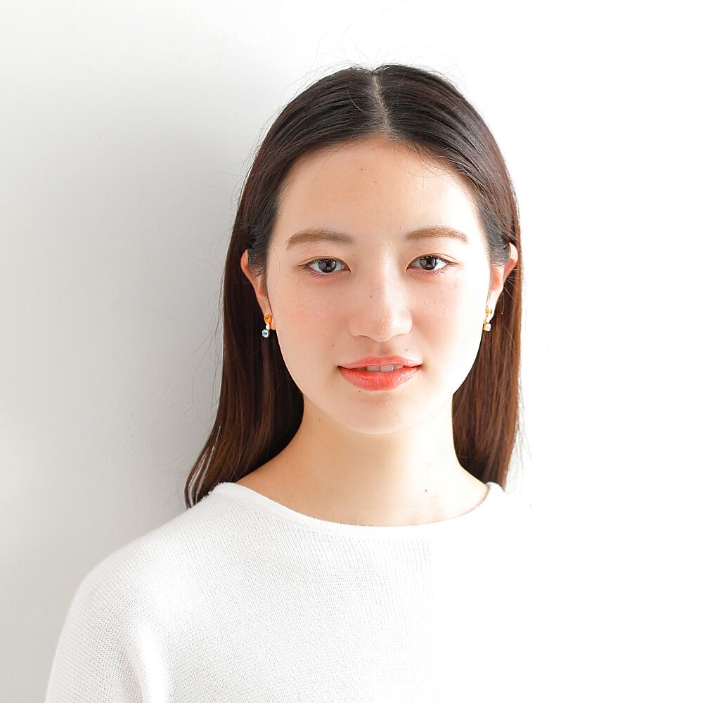 MITURE 山梨県甲府市で製作された K18ピアス 横構図|オパールの透明感とトパーズの澄んだ色合いが美しい3石ピアス