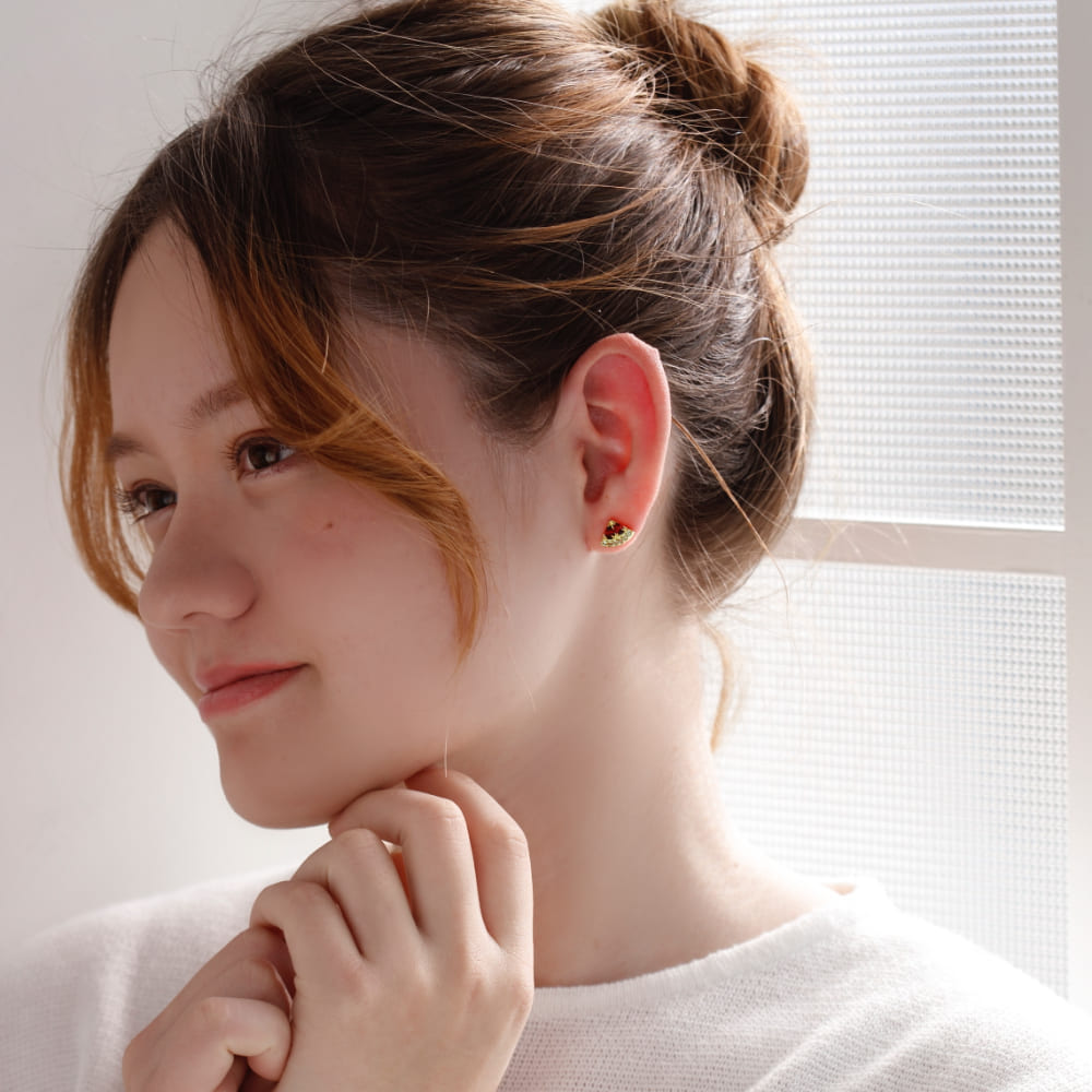 ガーネット&ペリドットピアス 着用アップ|小ぶりながら視線を惹きつけるカラフルな輝き