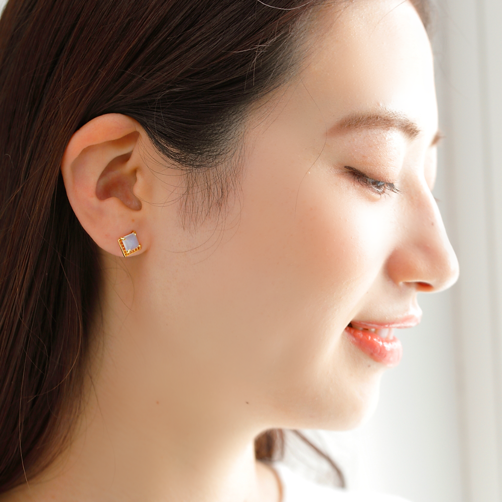 MITURE モデル着用 chalcedony ピアス|淡いブルーのカルセドニーが耳元でやさしく輝く、日常に寄り添うジュエリー