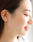 MITURE モデル着用 chalcedony ピアス|淡いブルーのカルセドニーが耳元でやさしく輝く、日常に寄り添うジュエリー