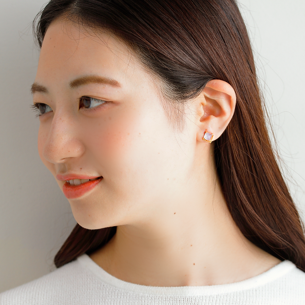 MITURE ミチュール モデル着用写真|山梨県甲府市で製作された、上品で軽やかな印象を与えるカルセドニーピアス