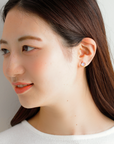 MITURE ミチュール モデル着用写真|山梨県甲府市で製作された、上品で軽やかな印象を与えるカルセドニーピアス