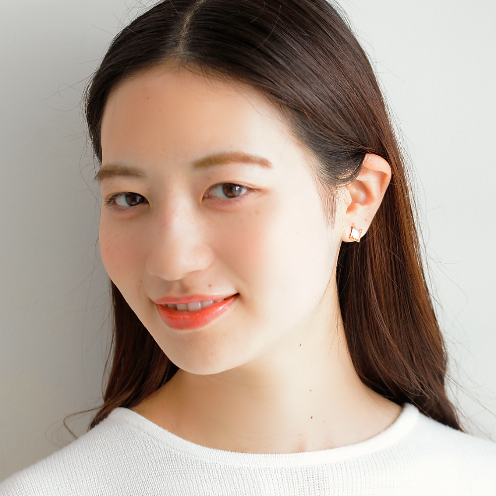 MITURE モデル着用アップ|山形カットの透明感ある天然石が耳元を涼やかに彩る、K18カルセドニーピアス