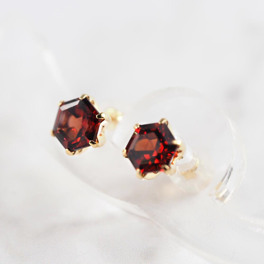 MITURE ミチュール K18 Garnet Hexa ガーネット ピアス 写真|六角形カットの深紅の天然石ピアス