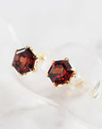 MITURE ミチュール K18 Garnet Hexa ガーネット ピアス 写真|六角形カットの深紅の天然石ピアス