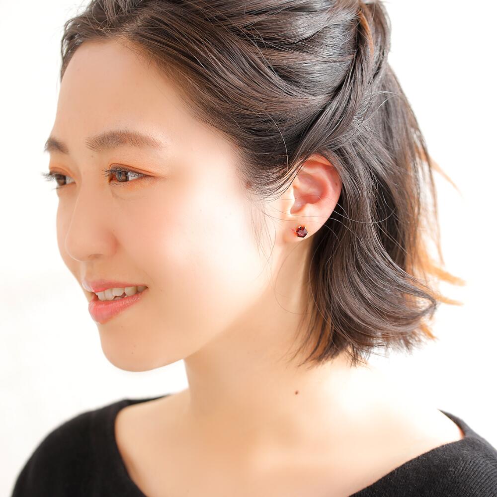 MITURE 山梨県甲府市で製作 ガーネットヘキサピアス 横構図|大人の女性に似合う落ち着いた華やかさ