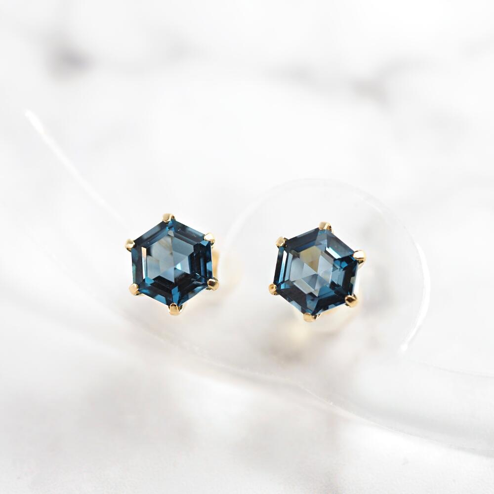 MITURE ミチュール K18 London Blue Topaz Hexa ピアス 正面写真|六角形カットの大粒天然石 山梨県甲府市で製作