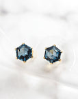 MITURE ミチュール K18 London Blue Topaz Hexa ピアス 正面写真|六角形カットの大粒天然石 山梨県甲府市で製作