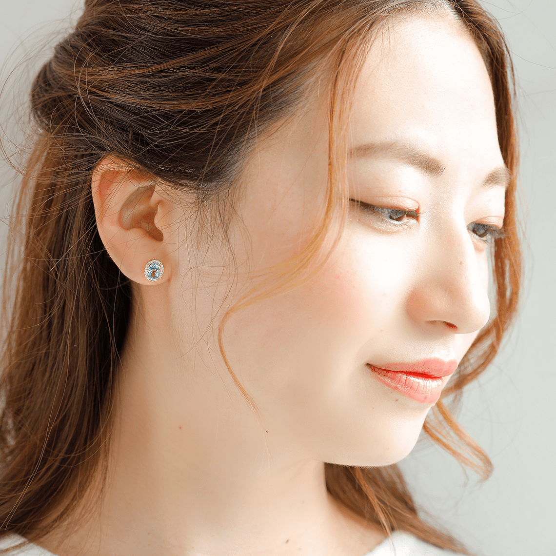 MITURE モデル着用 ブリエ オーバルピアス|透明感のあるアクアマリンが耳元を涼やかに彩る、K18天然石ジュエリー