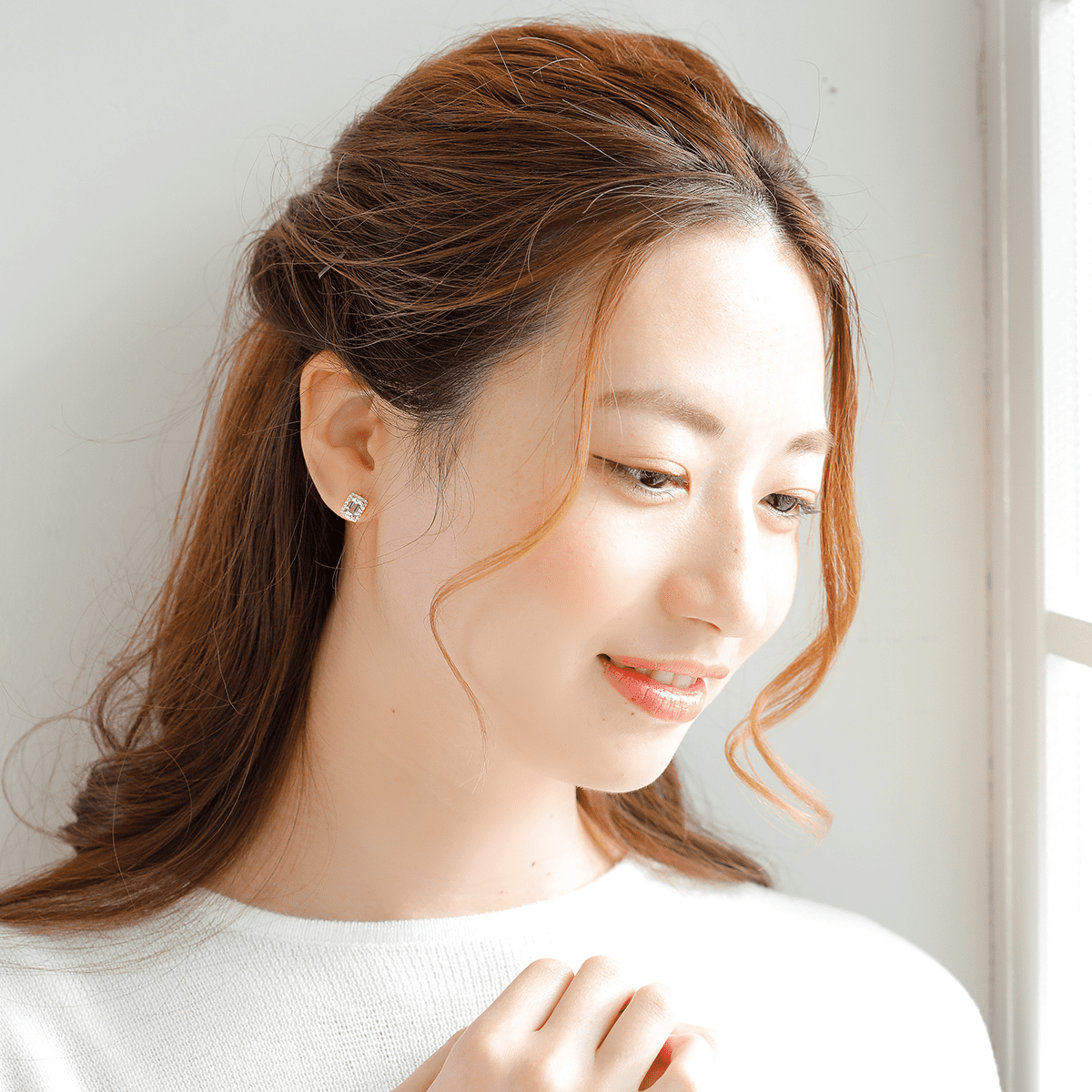 MITURE ミチュール モデル着用写真|山梨県甲府市で製作された、アクアマリンとダイヤモンドの美しさが際立つK18ピアス