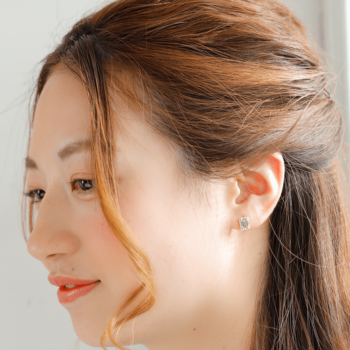 MITURE モデル着用 アクアマリン スクエアピアス|水と光のような透明感を耳元に添える、K18スクエアジュエリー