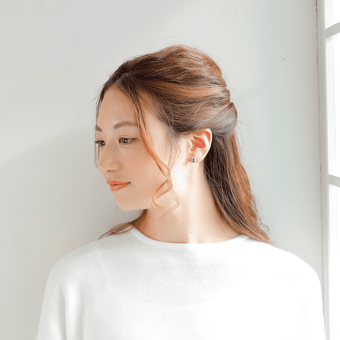 MITURE ミチュール モデル着用写真|山梨県甲府市で製作された、タンザナイトとダイヤモンドが調和するスクエアピアス
